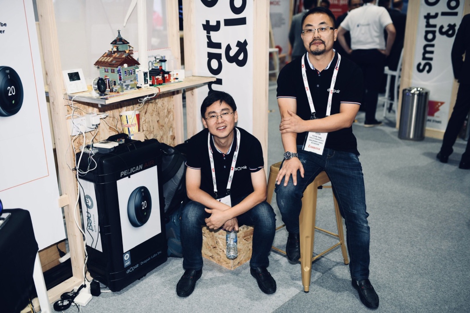 Dropair 展会展台双人合影