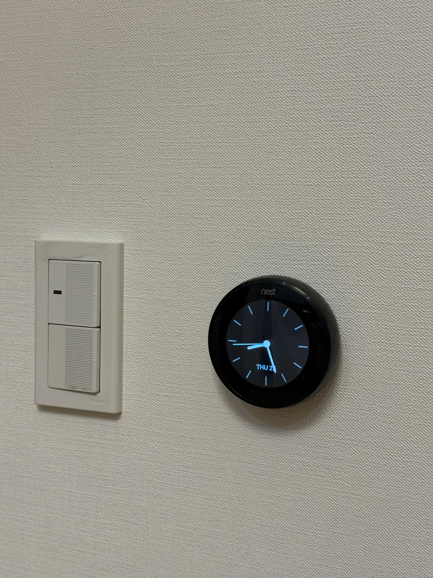 墙面上的 Nest 智能温控器